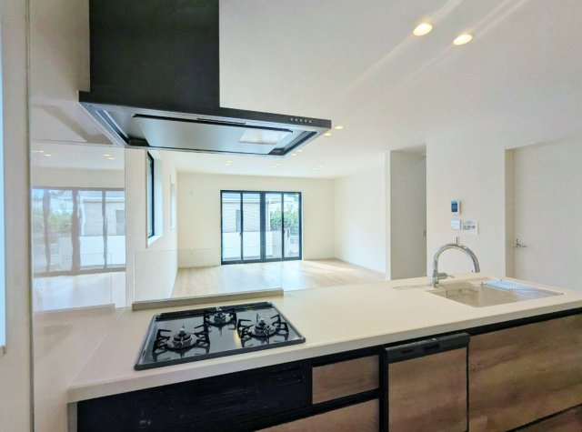 練馬区石神井台8丁目 限定1棟のキッチン|人気の対面キッチンはリビングを眺めながらお料理ができます
食器洗乾燥機が標準装備です