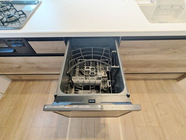 練馬区石神井台8丁目 限定1棟のキッチン|食後の片づけに便利な食器洗乾燥機が標準装備です