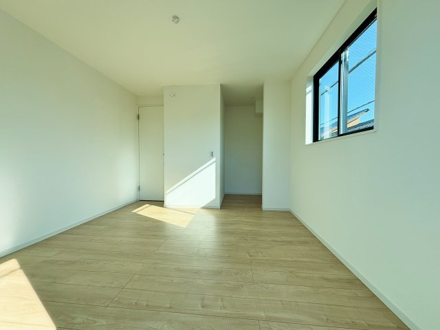 練馬区石神井台8丁目 限定1棟のバルコニー|西側に面したワイドバルコニー
毎日のお洗濯も快適に干すことができます