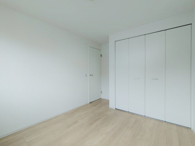 練馬区石神井台8丁目 限定1棟の洋室|2階5.2帖洋室は壁面ワイドなクローゼットが魅力的です
2面開口の明るく快適なお部屋です