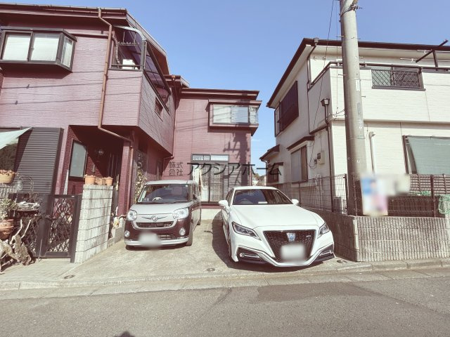 狭山市水野　中古一戸建　～全居室6帖以上の4LDK～の駐車場|並列駐車2台可能です(車種制限あり)