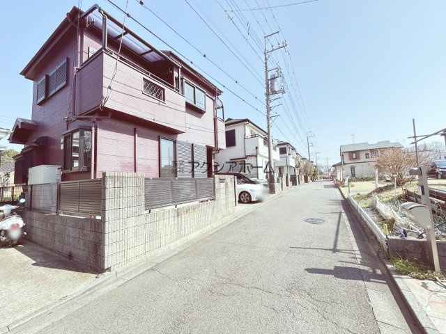 狭山市水野　中古一戸建　～全居室6帖以上の4LDK～の前面道路含む現地写真|西側道路に面しています。