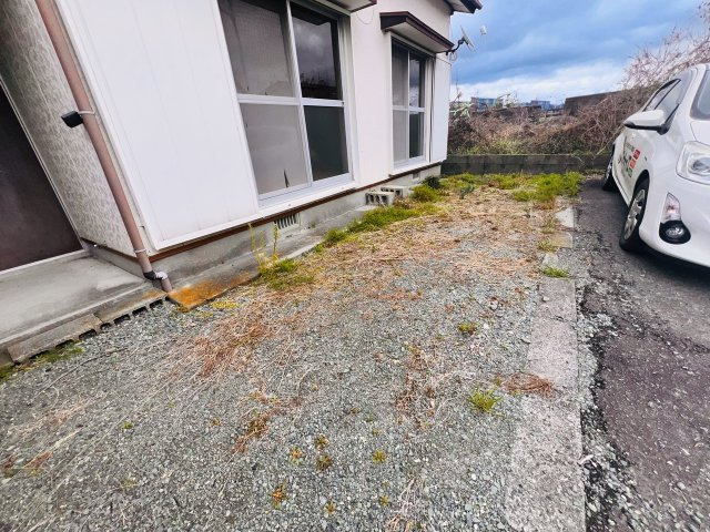 矢部川ハイツの駐車場|玄関の目の前にとめられます。