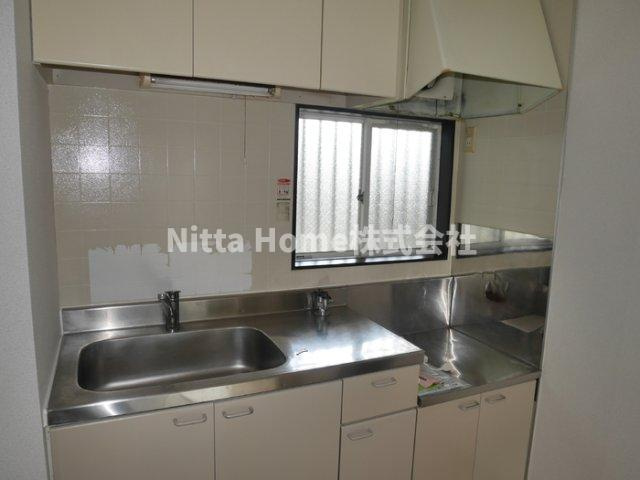 ファミールコーポ高屋６のキッチン|小窓付きのコンロ設置可能なオープンキッチンです〇