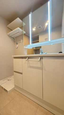 【独立洗面台】 | スワンマンション空港南☆仲介手数料無料☆ | １日の始まりを迎える、この場所。大きな鏡と明るい照明が、眠たい朝も優しく包みます。