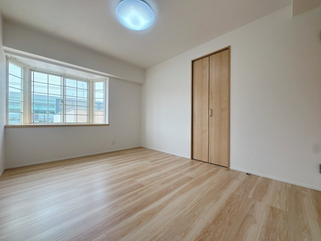 【洋室】 | スワンマンション空港南☆仲介手数料無料☆ | たとえ。小さかろうとやっぱり窓のある・なしは大きく違うもの。あるんです。窓。差し込む光はちゃんと朝を教えてくれるみたいです。