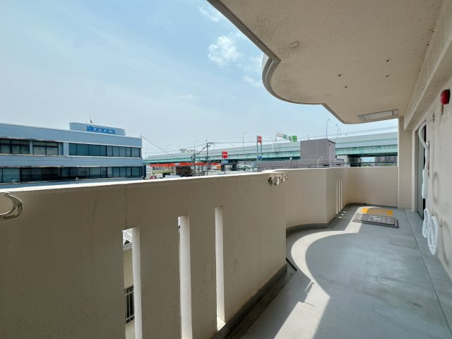 【バルコニー】 | スワンマンション空港南☆仲介手数料無料☆ | 都会にあって落ち着きも感じるハイブリッド。バルコニーで気のすむまで物思いに。