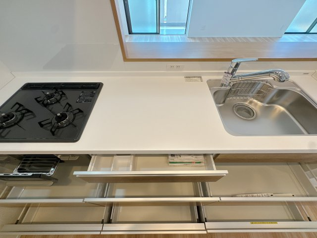 【キッチン】 | スワンマンション空港南☆仲介手数料無料☆ | 機能性とデザイン性を両立させた、リノベーション物件ならではの素敵なキッチン。立ってみるとそれがよく分かります♪