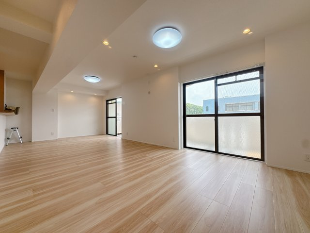 【居間・リビング】 | スワンマンション空港南☆仲介手数料無料☆ | 機能性とデザイン性を両立させた、リノベーション物件ならではの素敵なLDK。立ってみるとそれがよく分かります♪