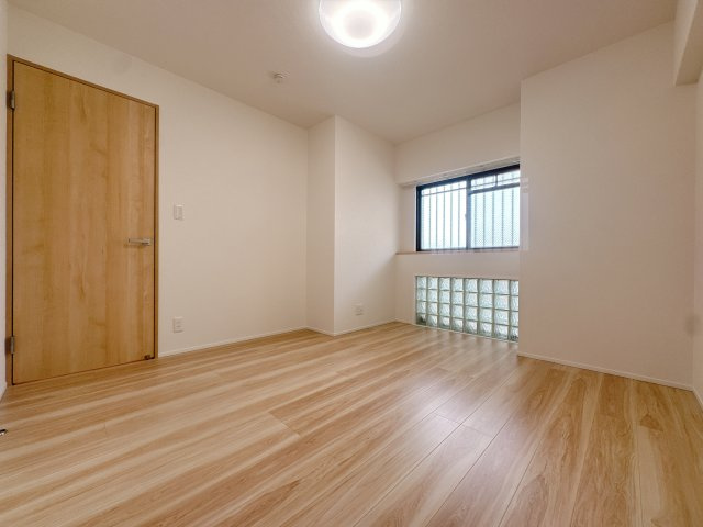 【洋室】 | スワンマンション空港南☆仲介手数料無料☆ | 家族それぞれ快適な空間は違うからこそ、インテリアの配置もアレンジしやすいシンプルなデザインに。