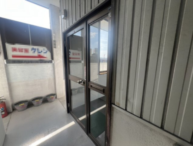 昭和波ビルの玄関