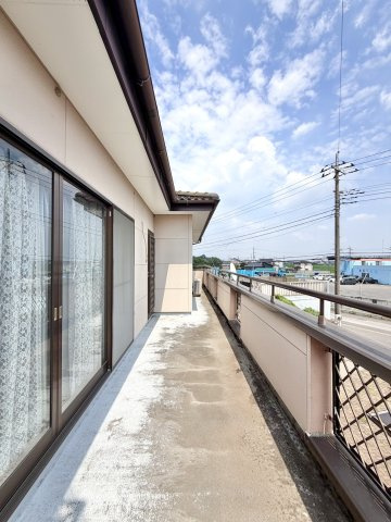 【中古戸建】伊勢崎市波志江町のバルコニー|■バルコニー｜あたたかな陽のひかりを浴びることのできるバルコニー。お洗濯物やお布団を干せば、家族みんなが気持ちよく暮らすことができます(*^^*)
