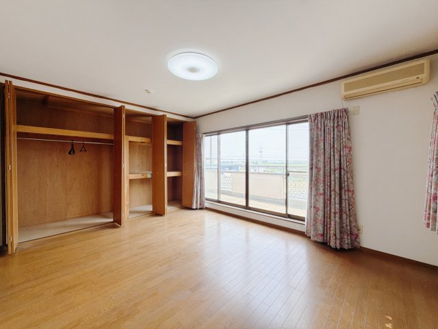 【中古戸建】伊勢崎市波志江町の洋室|■洋室｜お子様の一人部屋にピッタリな洋室。木のぬくもりを感じるフローリングは、天然木の味わいが時とともに深みを増していきます。また、傷にも強く、フリーワックスでお手入れもラクラクです♪