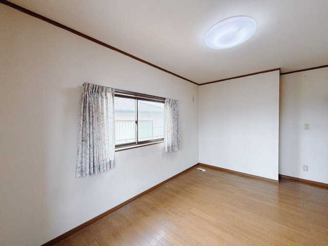 【中古戸建】伊勢崎市波志江町の洋室|■洋室｜洋室には大きな窓をご用意しています。日中はあたたかな日差し差し込み自分時間も充実できますね＾＾