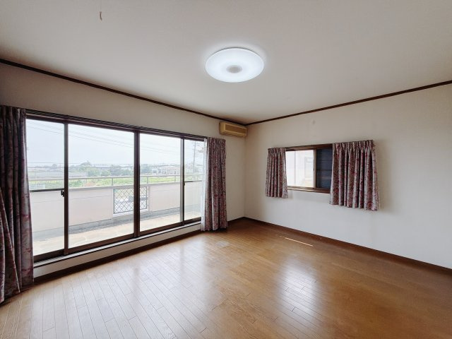 【中古戸建】伊勢崎市波志江町の洋室|■洋室｜ナチュラルカラーの床です。模様替えなどとても楽しく工夫できます♪陽当たり、風通しもとても良いので毎日快適な生活スタートです！子供部屋にも良いですね♪