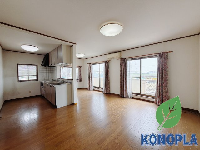 【中古戸建】伊勢崎市波志江町の居間・リビング|■リビング｜大きい窓からあたたかいたっぷりの光が入ります♪開放的な空間で毎日をもっと快適に(*＾＾*)