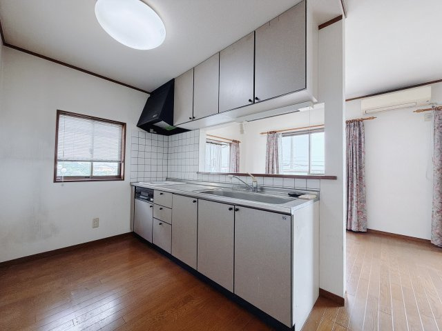 【中古戸建】伊勢崎市波志江町のキッチン|■キッチン｜ワークトップの幅が広く、お子様といっしょにお料理をつくったり、ちょっとしたパーティーも楽しめます。フラットなのでお掃除がしやすいのもポイントです♪