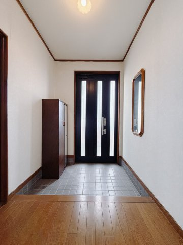 【中古戸建】伊勢崎市波志江町の玄関|■玄関｜毎日の「いってらっしゃい」や「お帰りなさい」を大切なご家族と過ごす玄関は〈使いやすさ〉を追求しております。玄関横の物入は急な来客時でもさっとお片付けできるスペースを確保しています。