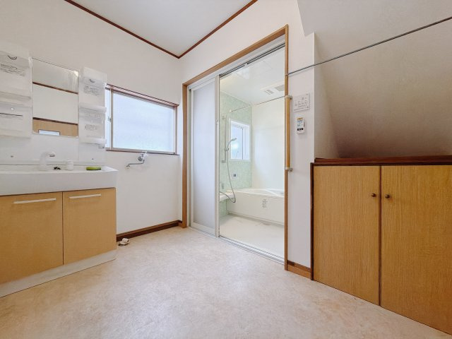 【中古戸建】伊勢崎市波志江町の独立洗面台|■洗面室｜大きな鏡で朝の身支度もラクラク♪毎日の忙しい準備が楽しくなる洗面所です(^^♪