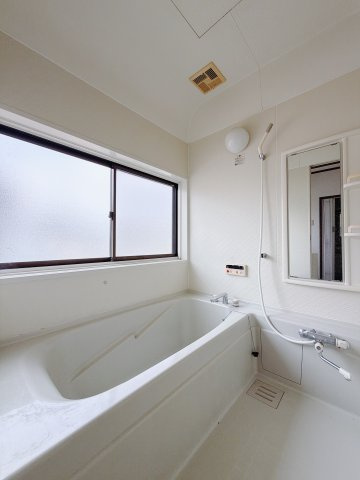 【中古戸建】伊勢崎市波志江町の浴室|■浴室｜デザイン性に優れた浴室♪1日の疲れを癒す、ゆったりとしたバスタイムをぜひお過ごしください(*＾＾*)大きな窓付きで嬉しい♪