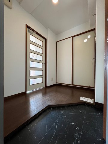 エクセル七曲マンションの玄関