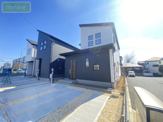 【外観】 | 販売現地
外観耐震等級3、地震に強いお家です♪
モダンなデザインが印象的な広々とした外観。閑静な住宅街に佇む魅力的な物件です。