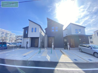 【外観】 | 販売現地
外観耐震等級3、地震に強いお家です♪
モダンなデザインが印象的な広々とした外観。閑静な住宅街に佇む魅力的な物件です。