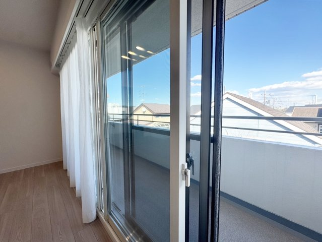 【バルコニー】 | 二重窓になっており、防音や暑さ寒さ対策にも効果があります。