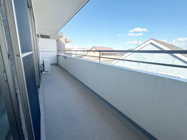 【バルコニー】 | 広々としたバルコニーは東向き。朝から陽がはいるのでお洗濯も良く乾きます。