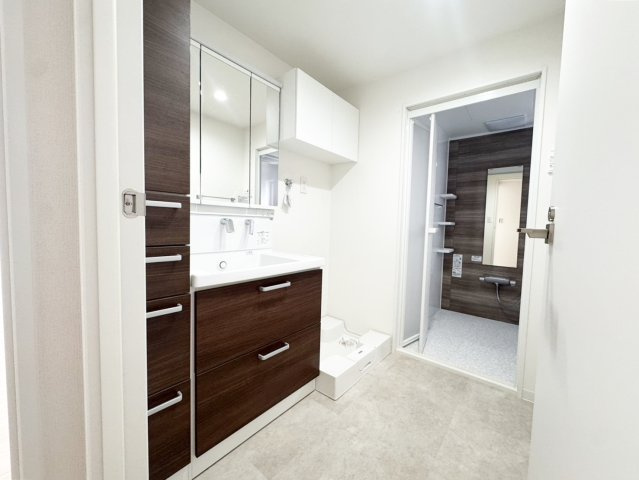 【独立洗面台】 | 清潔感のある洗面所は三面鏡付きシャンプードレッサー、収納力のある洗面台です。