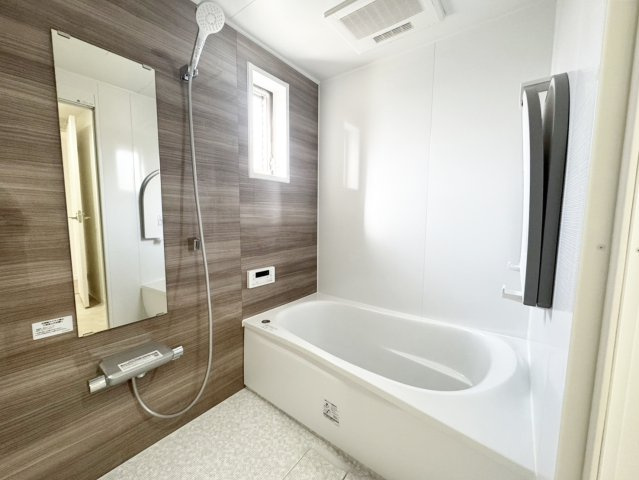 【浴室】 | 一日の疲れを癒すバスルームは落ち着ける色合いで、ついついお風呂タイムが長くなりそうです。