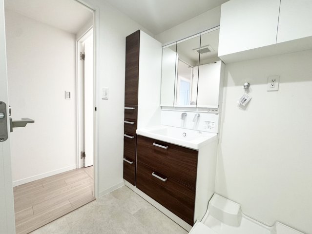 【独立洗面台】 | 洗面所も収納付きです。
タオルやパジャマなどその場で取り出せるので小さなお子様がいても着替えやすいですね。