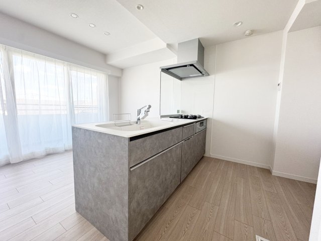 【キッチン】 | 食洗器を備えたシステムキッチンは、三口コンロもうれしいポイント。忙しい日も家事を時短できる、主婦の味方です。