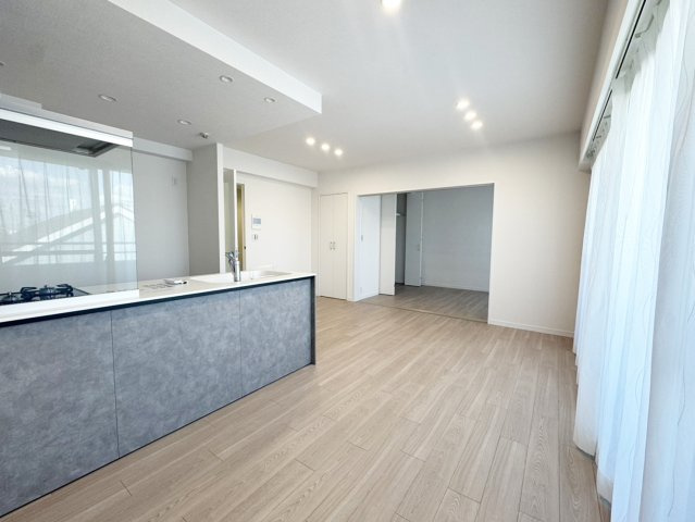 【居間・リビング】 | 広々としたリビングは家族が集まり豊かなコミュニケーションを育めそうです。