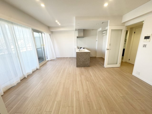 【居間・リビング】 | 明るくゆとりのあるリビングは13.7帖。対面キッチンでご家族との会話も弾みます。