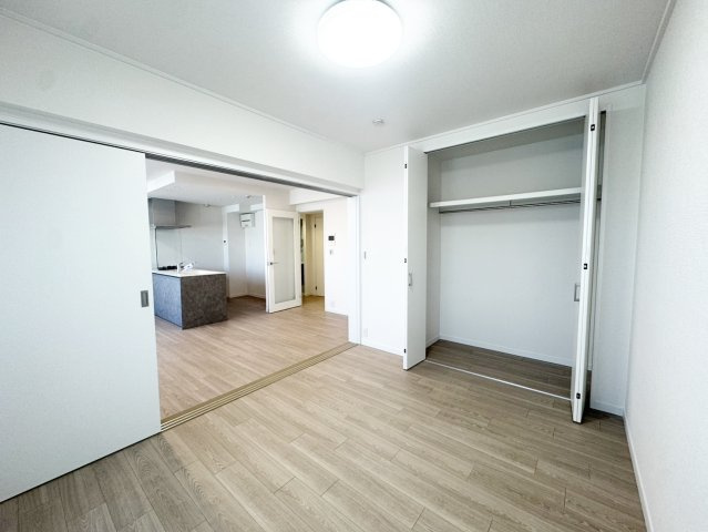 【洋室】 | リビングへと続く洋室は小さなお子様のお昼寝スペースやキッズスペースなど用途も様々♪