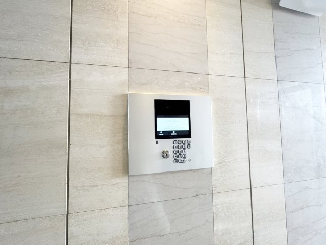 【防犯設備】 | オートロック付きのマンションは外部の方の侵入を防ぎお子様のお留守番時も心配が減りますね。