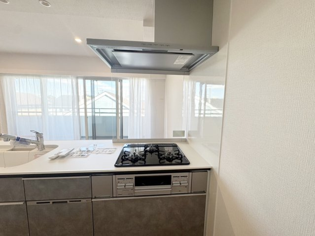 【キッチン】 | 三口コンロとグリルで同時に四品作ることができ、時短にもつながります。