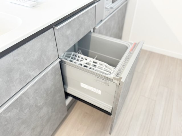 【キッチン】 | ビルトインタイプの食洗機です。
少量の水を循環させて使う食洗器は、手洗いよりもキレイ、環境にもお財布にも優しいアイテムです。
家事の時短にもなり、ご自身の時間にゆとりができます。