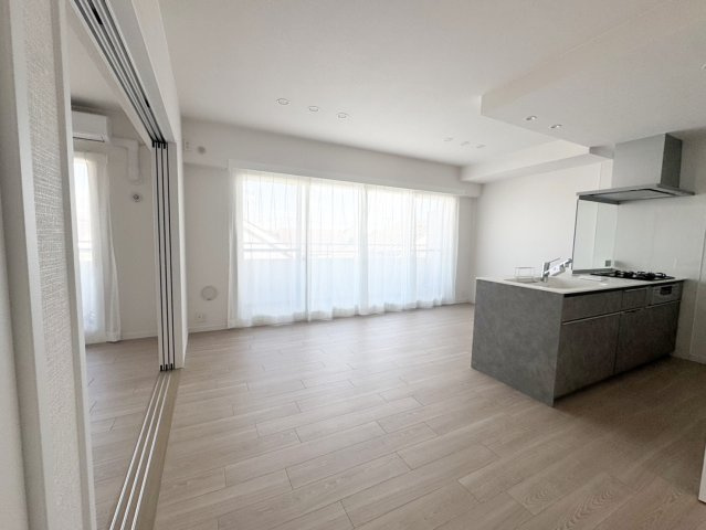 【居間・リビング】 | 開放的なリビングはお子様がのびのびと遊ぶのに最適です。大きな窓から入る陽射しで明るい印象に◎