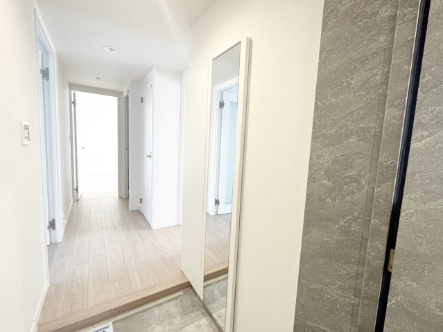 【玄関】 | 全身鏡付きのシューズクローゼットでお出かけ前の最終確認を。