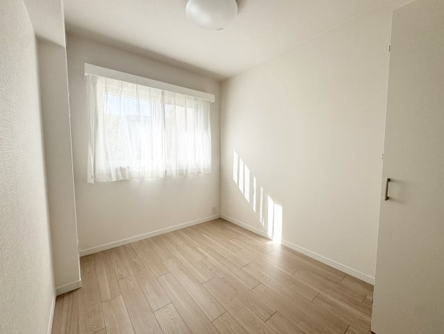 【洋室】 | 4.5Jの居室。西側に窓があり駐車場側なので遮るものがなく14時でこの明るさです。