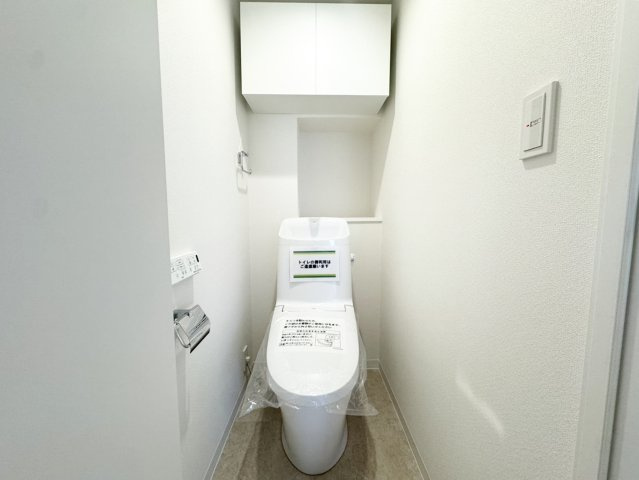 【トイレ】 | ウォシュレット付き高機能トイレ、上部収納はストックに便利です。