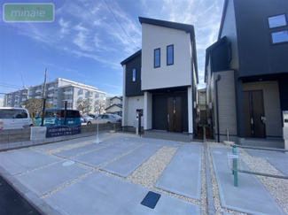 【外観】 | 販売現地
外観耐震等級3、地震に強いお家です♪
モダンなデザインが印象的な広々とした外観。閑静な住宅街に佇む魅力的な物件です。