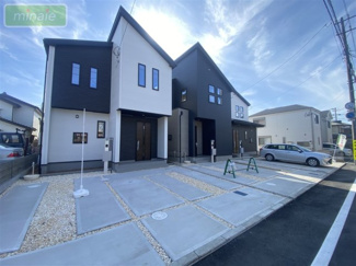 【外観】 | 販売現地
外観耐震等級3、地震に強いお家です♪
モダンなデザインが印象的な広々とした外観。閑静な住宅街に佇む魅力的な物件です。