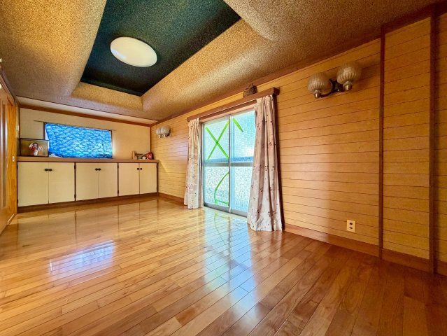 明和5丁目戸建ての洋室