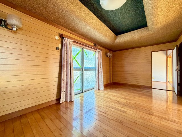 明和5丁目戸建ての洋室