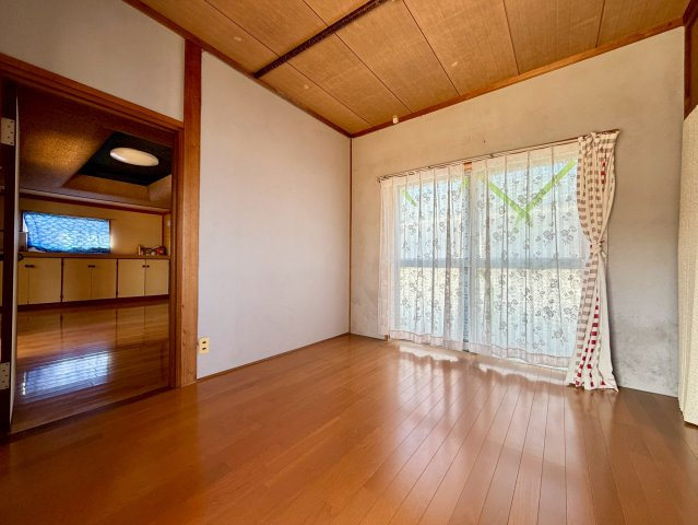 明和5丁目戸建ての洋室