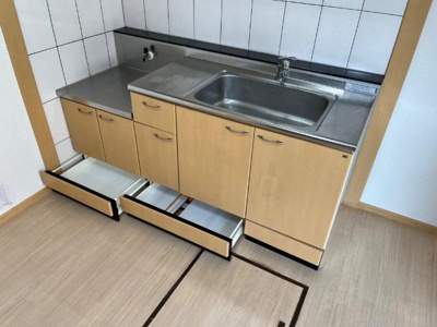 【キッチン】 | プレサス | 足元にも収納あります