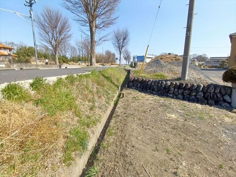 東松山市古凍　土地444坪の外観|県道との境、水路あり、高低差あり